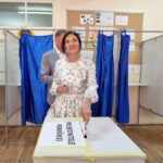 Carmen Iohannis, apariție elegantă la urna de vot din Sibiu, în aceeași rochie cu care a impresionat la începutul anului școlar din septembrie 2024. 2 cum a aparut carmen iohannis la sectia de votare in sibiu a purtat aceeasi rochie si la inceputul anului scolar in septembrie 2024 681736e4acf66