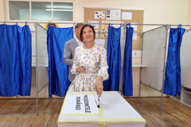 cum a aparut carmen iohannis la sectia de votare in sibiu a purtat aceeasi rochie si la inceputul anului scolar in septembrie 2024 681736e4acf66