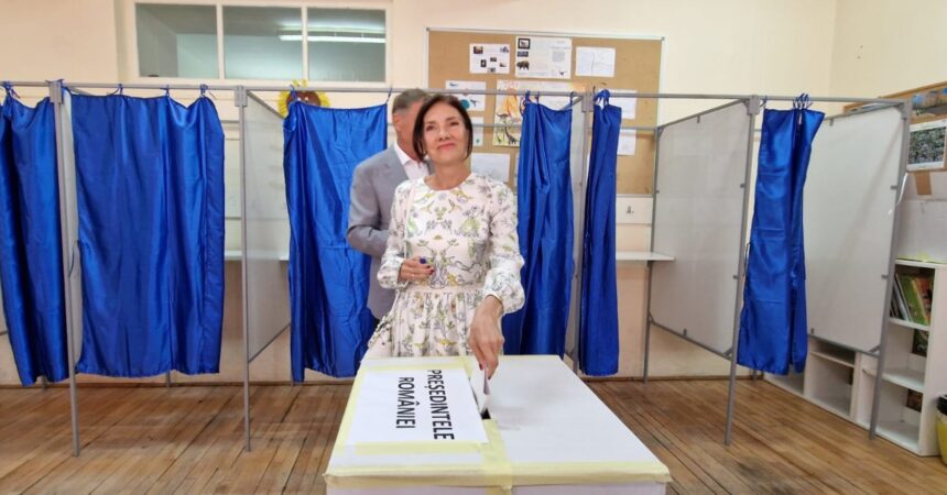 Carmen Iohannis, apariție elegantă la urna de vot din Sibiu, în aceeași rochie cu care a impresionat la începutul anului școlar din septembrie 2024. 1 cum a aparut carmen iohannis la sectia de votare in sibiu a purtat aceeasi rochie si la inceputul anului scolar in septembrie 2024 681736e4acf66