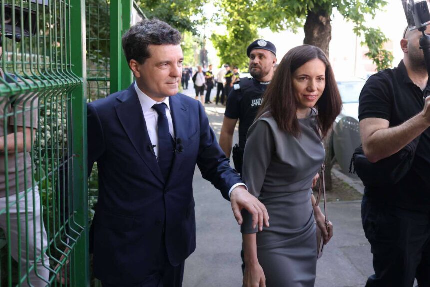 Mirabela Grădinaru strălucește la urne, alături de Nicușor Dan, cu un zâmbet radiant pe față! 1 cum a aparut mirabela gradinaru la sectia de votare l a tinut de mana pe nicusor dan si a fost numai cu zambetul pe buze 681715623e206