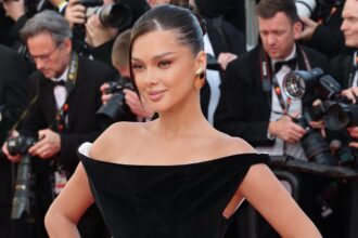 cum a aparut misha miller pe covorul rosu de la festivalul de film de la cannes rochia a atras atentia tuturor am fost impreuna cu naomi campbell 68302fe39650c