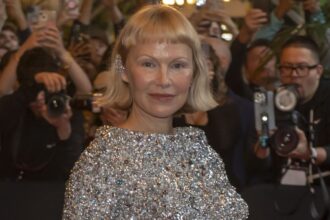 cum a aparut pamela anderson la met gala 2025 actrita e aproape de nerecunoscut la 57 de ani 6819def48246d