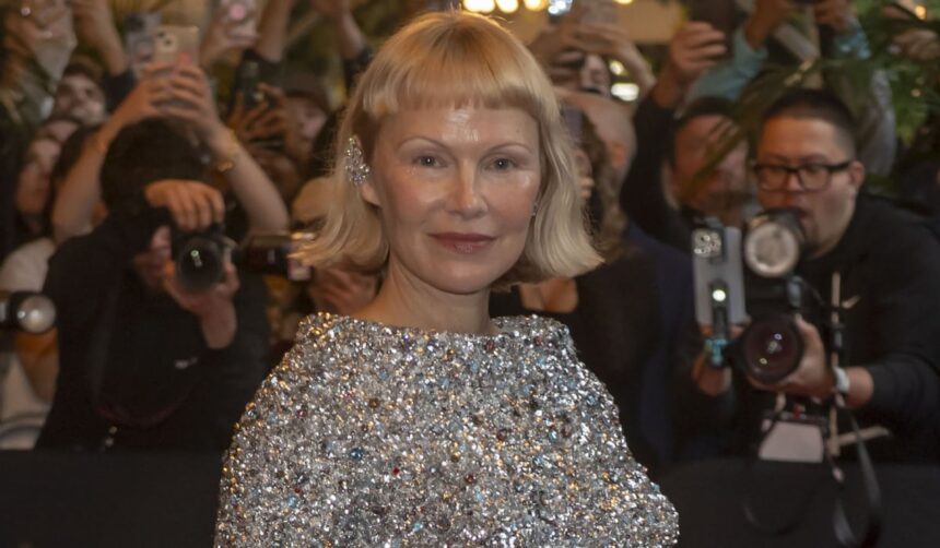 Transformarea spectaculoasă a Pameli Anderson la Met Gala 2025: O apariție surprinzătoare la 57 de ani! 1 cum a aparut pamela anderson la met gala 2025 actrita e aproape de nerecunoscut la 57 de ani 6819def48246d