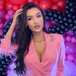 Viviana Sposub își face intrarea strălucitoare în clubul din Mamaia, petrecând cu stil după ruptura de George Burcea. A savurat șampanie și a fost înconjurată de prieteni! 2 cum a aparut viviana sposub in club la mamaia dupa despartirea de george burcea a baut sampanie si nu s a distrat singura 6817468aac5f8
