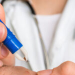 Înlăturarea căpușelor: Ghid esențial și semnele ce necesită vizita la medic. Recomandările experților: „Evitați aplicarea de substanțe pe piele” 3 cum scoti corect o capusa si cand trebuie sa mergi la medic avertismentul specialistilor nu se folosesc substante pe piele 68368cb722712