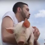 David Pușcaș, surprins de purceii de la fermă: „Am crezut că mă atacă!” 2 david puscas a dat probe de angajare la o ferma cand a vazut purceii a inceput sa urle am crezut ca ma musca de picioare 681b4d1e6c1c2