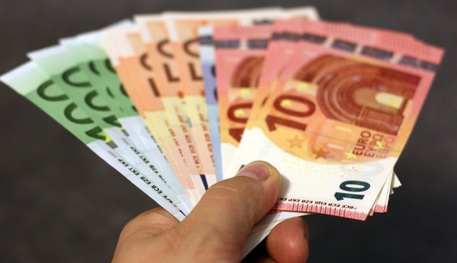 Dobânzile pe termen lung ale statului se stabilizează la valori pre-electorale, în timp ce titlurile pe termen scurt înregistrează scăderi semnificative. Leul câștigă teren în fața euro. 1 dobanzile statului pe termen lung revin la niveluri anterioare alegerilor cu scaderi mai ample la titlurile pe termen scurt leul se intareste fata de euro 682adefd0b5c2