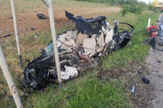 doi oameni au murit si unul a fost grav ranit dupa ce o masina si o betoniera s au ciocnit 682f79248e1b7