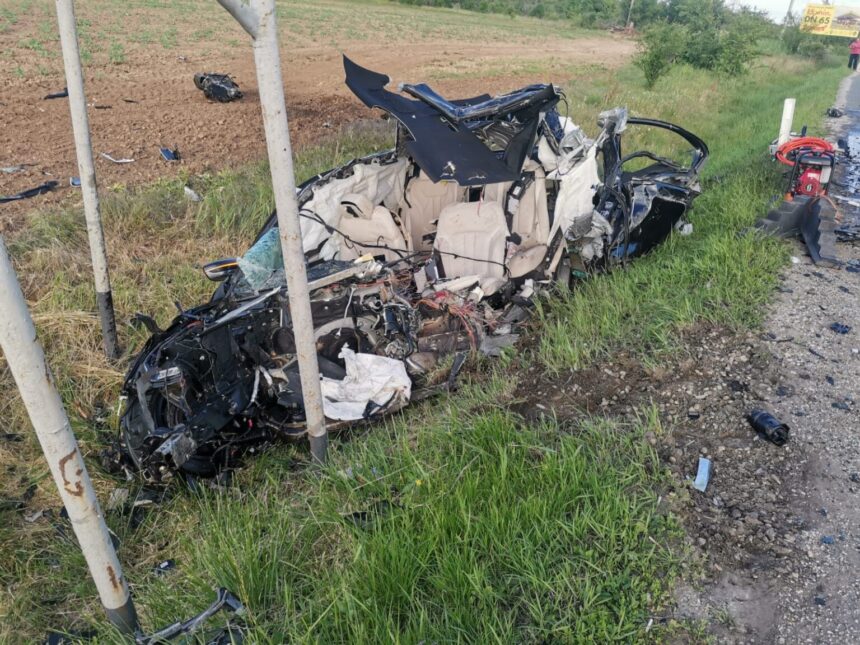 Tragedie pe șosea: Doi pierduți și unul grav afectat în urma coliziunii între o mașină și o betonieră 1 doi oameni au murit si unul a fost grav ranit dupa ce o masina si o betoniera s au ciocnit 682f79248e1b7