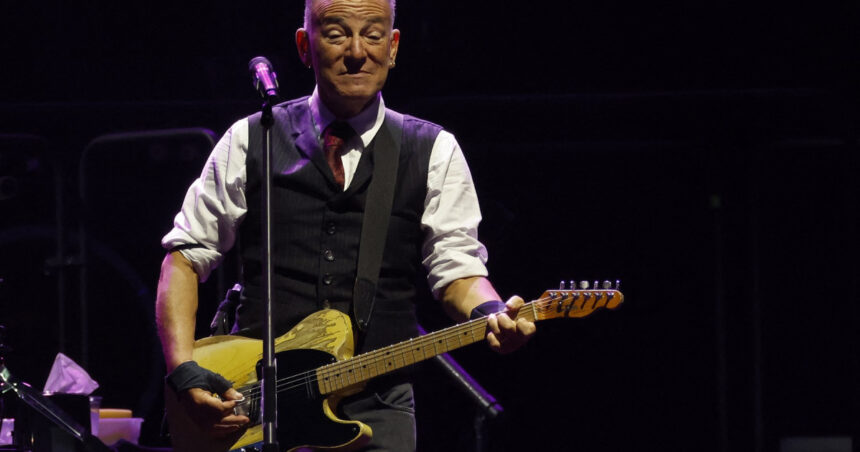 Donald Trump îl descrie pe Bruce Springsteen ca fiind „lipsit de talent, doar un insistent enervant” 1 donald trump spune despre bruce springsteen ca nu este talentat este doar un idiot insistent si enervant 6828ed17f068c