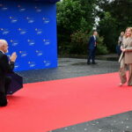 Edi Rama, liderul Albaniei, îngenunchează în fața Giorgiei Meloni, în cadrul Summitului Comunității Politice Europene, alături de Bolojan. 2 edi rama premierul albaniei s a pus in genunchi in fata giorgiei meloni bolojan prezent la summitul comunitatii politice europene 6828d308a27c4