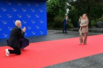 edi rama premierul albaniei s a pus in genunchi in fata giorgiei meloni bolojan prezent la summitul comunitatii politice europene 6828d308a27c4