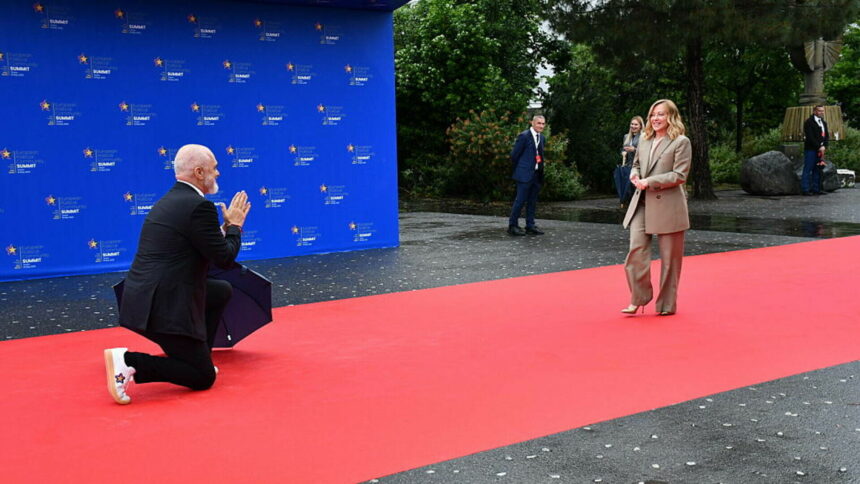 Edi Rama, liderul Albaniei, îngenunchează în fața Giorgiei Meloni, în cadrul Summitului Comunității Politice Europene, alături de Bolojan. 1 edi rama premierul albaniei s a pus in genunchi in fata giorgiei meloni bolojan prezent la summitul comunitatii politice europene 6828d308a27c4