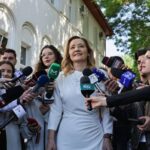 Elena Lasconi strălucește într-o rochie de 1.000 de lei la urne. Descoperă designerul din spatele creației și momentul special alături de soțul ei, Cătălin Georgescu. 3 elena lasconi imbracata intr o rochie de 1 000 de lei la sectia de votare cine i a creat tinuta si cum a aparut alaturi de catalin georgescu sotul ei 68177f80da09f