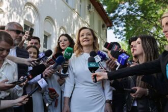 elena lasconi imbracata intr o rochie de 1 000 de lei la sectia de votare cine i a creat tinuta si cum a aparut alaturi de catalin georgescu sotul ei 68177f80da09f
