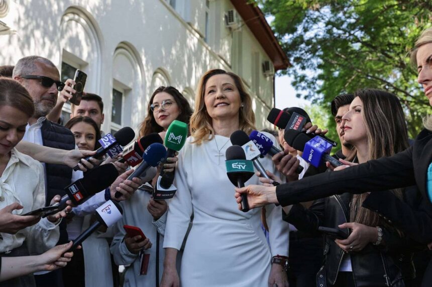Elena Lasconi strălucește într-o rochie de 1.000 de lei la urne. Descoperă designerul din spatele creației și momentul special alături de soțul ei, Cătălin Georgescu. 1 elena lasconi imbracata intr o rochie de 1 000 de lei la sectia de votare cine i a creat tinuta si cum a aparut alaturi de catalin georgescu sotul ei 68177f80da09f