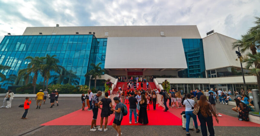 Cannes îmbrățișează Ucraina: Trei filme dedicate în deschiderea festivalului 1 festivalul de la cannes isi arata sprijinul pentru ucraina prin proiectia a trei filme in prima zi a evenimentului 6824472ce9b46