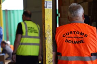 fostul vames care a sustras si inghitit un document in timpul unui flagrant al procurorilor care documentau fapte de coruptie incearca sa scape de arest 6823d2f7550d3
