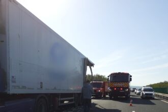 foto accident grav pe a2 intre doua tir uri o persoana este incarcerata 68309d0221688