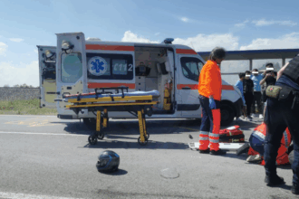 foto accident rutier grav in zona midia un autoturism si o motocicleta s au ciocnit 682f102bbaacc