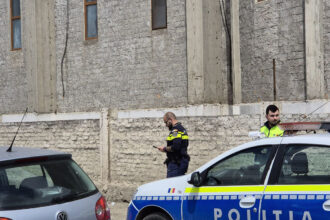 foto alerta la constanta o persoana a cazut de pe acoperisul bisericii sfantul nectarie din cartierul medeea 6821c0fef215d