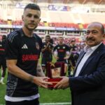 Alexandru Maxim, sărbătorit în Turcia! A primit o distincție pe terenul de joc! 2 foto alexandru maxim omagiat in turcia a fost incoronat direct pe teren 6835f075658a3