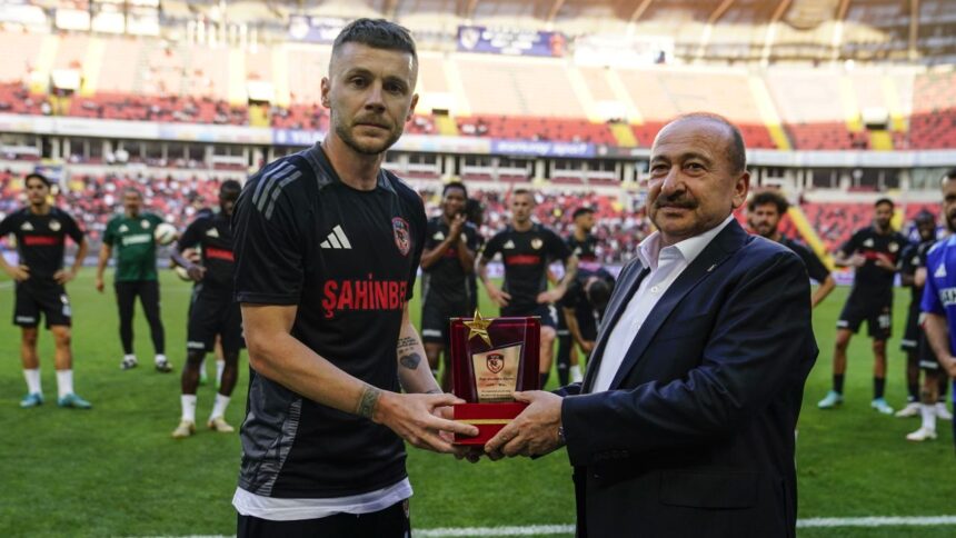 Alexandru Maxim, sărbătorit în Turcia! A primit o distincție pe terenul de joc! 1 foto alexandru maxim omagiat in turcia a fost incoronat direct pe teren 6835f075658a3