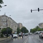 Atenție, șoferi! Intersecția de la Tomis 3 este în degringoladă: semafoarele nu funcționează, iar pietonii și vehiculele navighează haotic! 2 foto atentie soferi este haos la intersectia de la tomis 3 semafoarele nu merg pietoni si masini trec care cum pot 68342110c0afe