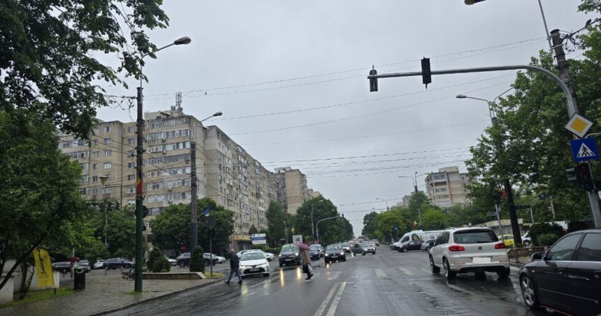 Atenție, șoferi! Intersecția de la Tomis 3 este în degringoladă: semafoarele nu funcționează, iar pietonii și vehiculele navighează haotic! 1 foto atentie soferi este haos la intersectia de la tomis 3 semafoarele nu merg pietoni si masini trec care cum pot 68342110c0afe