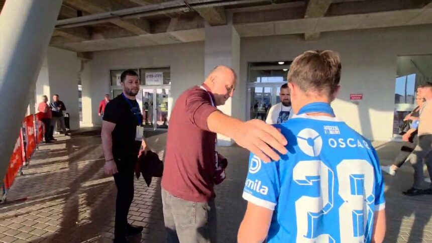 „Răspunsul lui Dan Șucu la întrebarea unui tânăr fan îmbrăcat în culorile Craiovei: 'Putem face o fotografie, domnule Șucu?'” 1 foto ce i a raspuns dan sucu unui copil imbracat in echipamentul craiovei cand i a fost ceruta o fotografie facem o poza domnule sucu 681500d05a9c0