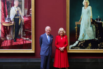 foto charles si camilla au publicat noi portrete oficiale pentru a doua aniversare a incoronarii lor 681afe6a37835