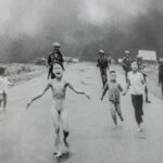 Controversa „Fata cu Napalm”: Associated Press își menține meritele lui Nick Ut pentru celebra imagine din războiul din Vietnam 2 foto controversa napalm girl associated press continua sa atribuie celebra imagine din razboiul din vietnam fotografului sau nick ut 681b005b8bd70