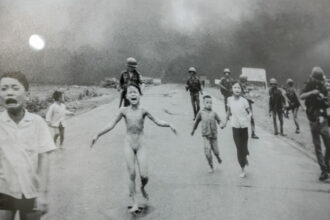 foto controversa napalm girl associated press continua sa atribuie celebra imagine din razboiul din vietnam fotografului sau nick ut 681b005b8bd70