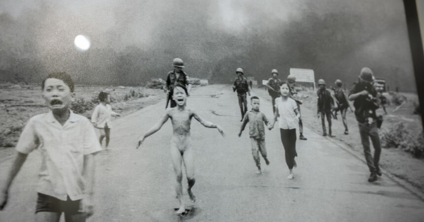 Controversa „Fata cu Napalm”: Associated Press își menține meritele lui Nick Ut pentru celebra imagine din războiul din Vietnam 1 foto controversa napalm girl associated press continua sa atribuie celebra imagine din razboiul din vietnam fotografului sau nick ut 681b005b8bd70