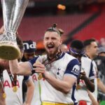 Florin Manea, impresionat de forța lui Radu Drăgușin: "Brațul lui e la fel de mare ca trofeul! Se antrenează zilnic cu greutăți!" 3 foto florin manea uluit de fizicul lui radu dragusin are bratul cat cupa trage zi de zi de fiare 68319367f3cc3