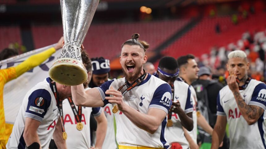 Florin Manea, impresionat de forța lui Radu Drăgușin: "Brațul lui e la fel de mare ca trofeul! Se antrenează zilnic cu greutăți!" 1 foto florin manea uluit de fizicul lui radu dragusin are bratul cat cupa trage zi de zi de fiare 68319367f3cc3