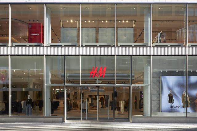 H&M își deschide porțile unui nou magazin de amploare în inima capitalei, aducând o noutate surprinzătoare! 1 foto hm redeschide un mare magazin in capitala cu o premiera 682ee4ee7b1a3