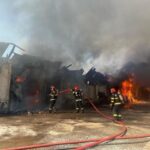 Flăcări devastatoare în Voluntari: un incendiu de proporții 2 foto incendiu puternic in voluntari 6816f5df66feb