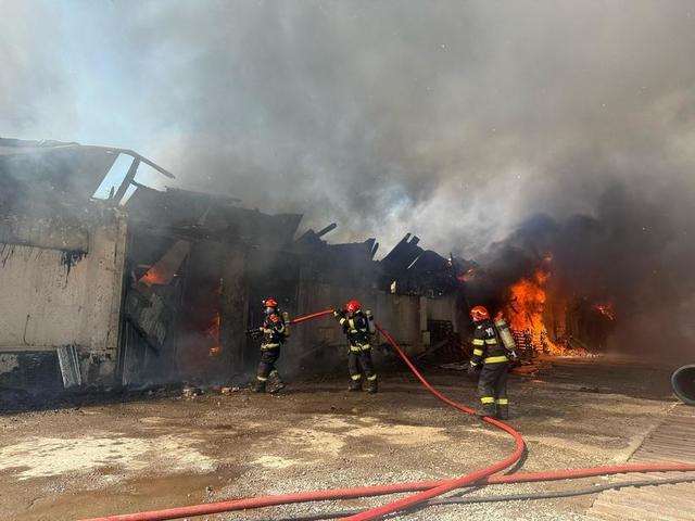 Flăcări devastatoare în Voluntari: un incendiu de proporții 1 foto incendiu puternic in voluntari 6816f5df66feb