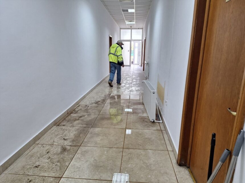 Afacere ciudată la secția 211 din Mamaia: O alegătoare dezamăgită a distrus un radiator din sediu 1 foto incident bizar la sectia 211 din mamaia o alegatoare nemultumita a daramat un calorifer din cladire 68297fe6e47e6