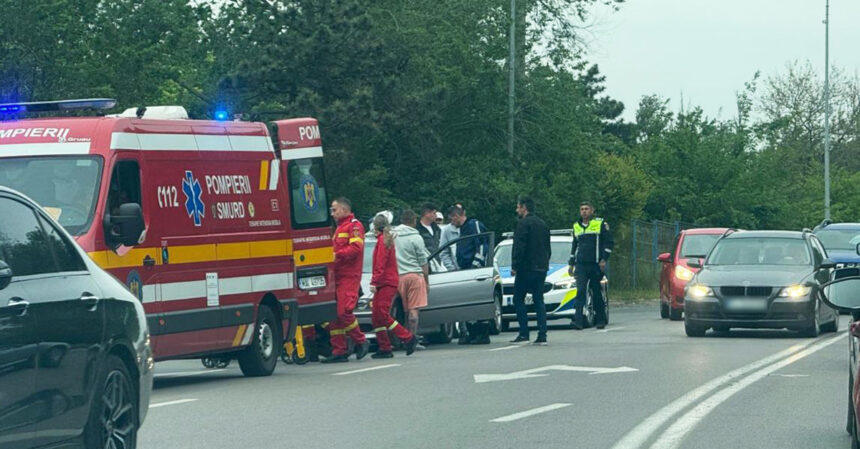 Acuzații de urgență pe bulevardul Tomis: Un șofer a suferit o criză la volan în intersecție! 1 foto interventie smurd in zona intersectiei de pe bulevardul tomis unui sofer i s a facut rau la volan 682754713a534