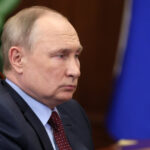 foto mesajul de ziua victoriei al unui oras din estonia vecin cu rusia inscriptionat pe un banner putler criminal de razboi 681df10598cc3