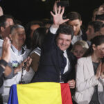 Nicușor Dan: De la geniul matematic la lider civic - parcursul unui viitor președinte al României, cu un pas în politică în anii '90, când a spus nu lui Emil Constantinescu. 3 foto nicusor dan de la matematician cu doctorat la sorbona la activist civic sef de partid primar al capitalei si presedintele romaniei a fost la un pas de a intra in politica la finalul an 682a66ddf3e62
