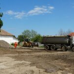 Primăria Cumpăna a început transformarea parcării din apropierea Casei de Cultură 2 foto primaria cumpana a demarat lucrarile de amenajare a parcarii de langa casa de cultura 6822200951327