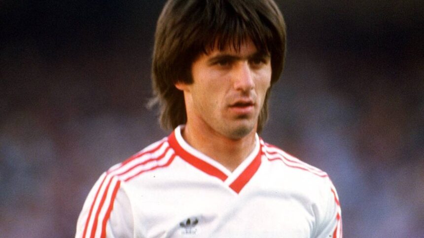 În mintea lui Marius Lăcătuș: Amintiri din penalty-ul din 7 mai 1986 și evenimentele de astăzi de pe stadionul din Ghencea 1 foto si video ce avea in cap marius lacatus la penalty ul din 7 mai 1986 ce s a intamplat azi pe stadionul din ghencea 681b4935b7c73