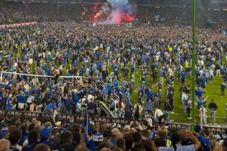 foto si video nebunie la hamburg dupa promovarea in bundesliga 25 de fani au ajuns la spital 68239b2ae520c