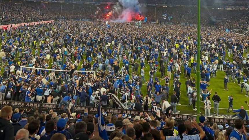 Sărbătoare și haos la Hamburg după urcarea în Bundesliga! 25 de suporteri au fost transportați la spital 1 foto si video nebunie la hamburg dupa promovarea in bundesliga 25 de fani au ajuns la spital 68239b2ae520c