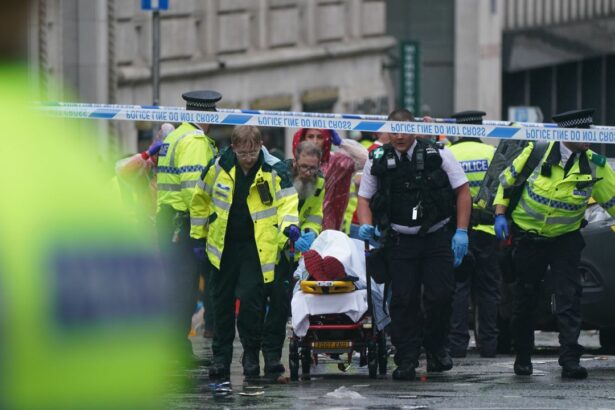 foto si video o masina a intrat in multime la parada lui liverpool un barbat a fost retinut 6834bb75f0049