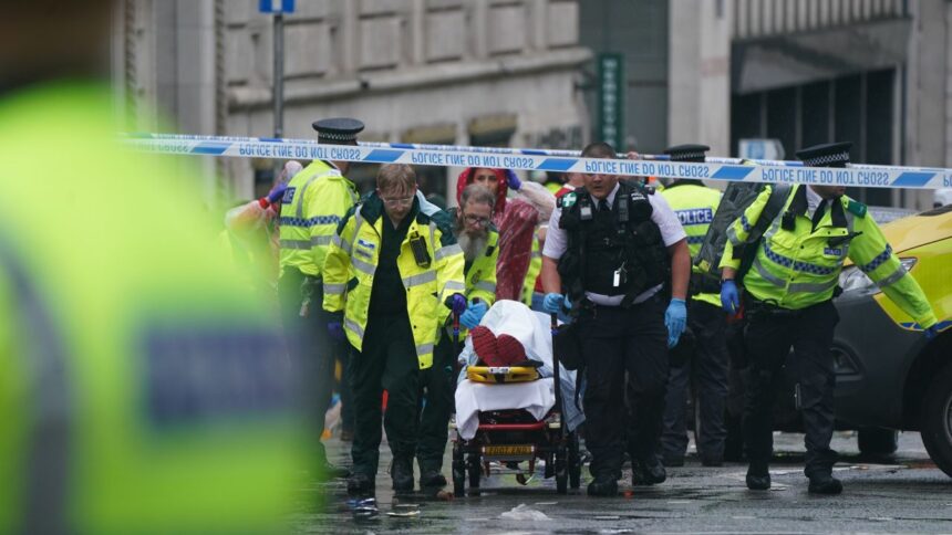 Accident la parada din Liverpool: O mașină a pătruns în mulțime, iar un suspect a fost prins! 1 foto si video o masina a intrat in multime la parada lui liverpool un barbat a fost retinut 6834bb75f0049