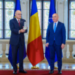 Șucu, însoțit de Concordia, la întâlnirea cu Ilie Bolojan: Onorat cu distincția de Cavaler, dar cu un mesaj de atenționare! 3 foto sucu s a dus cu concordia la ilie bolojan a primit ordinul in grad de cavaler dar a lansat si un avertisment 6824a977b0605